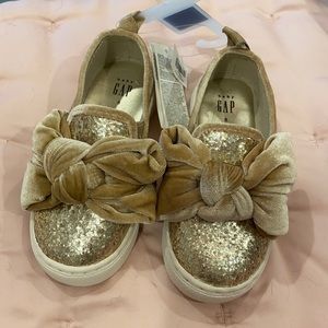 Toddler girls size 8 Gap slide on shoe, gold glitter with velvet bow, NWT